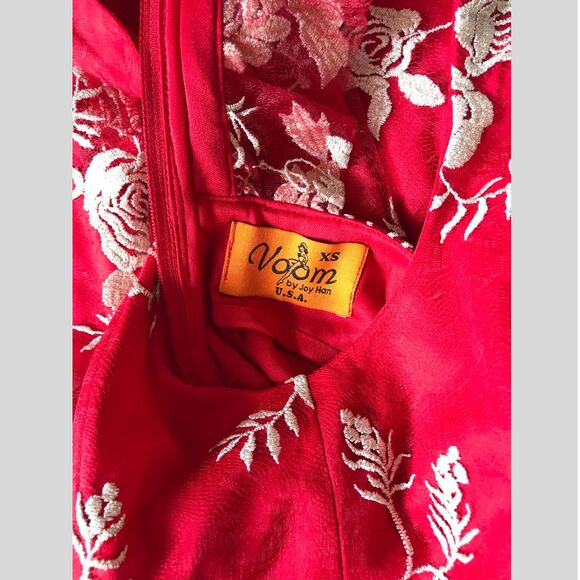 Voom by Joy Han dress. Red halter-style dress with intricate gold floral Size XS - Picture 4 of 9